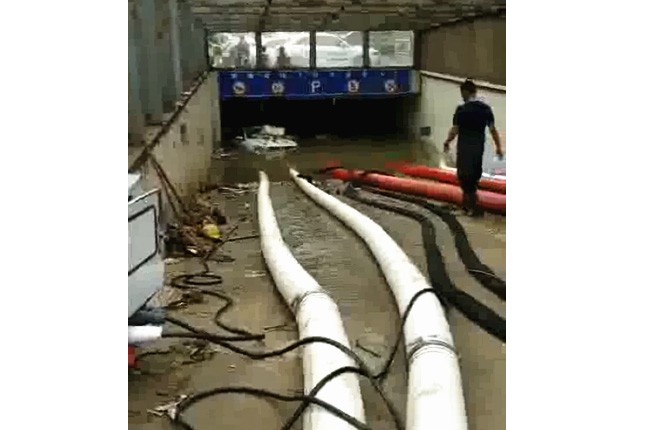 二環(huán)支路沙口路，山東消防兩臺，我們?nèi)_潛水泵同時運行，一切正常了